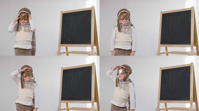 一个打扮成飞行员或飞行员的小女孩用手指示她身后的黑板作为飞行标志，以学习使用飞机和想象力。