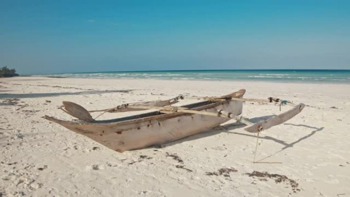 在白色沙滩上的SLO MO传统木制划艇