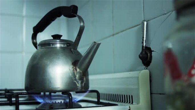 在煤气炉上煮沸的旧茶壶。