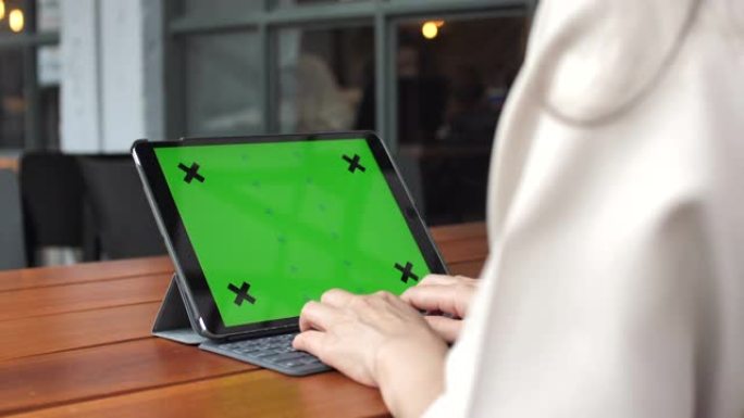 女性打字绿屏数字平板电脑