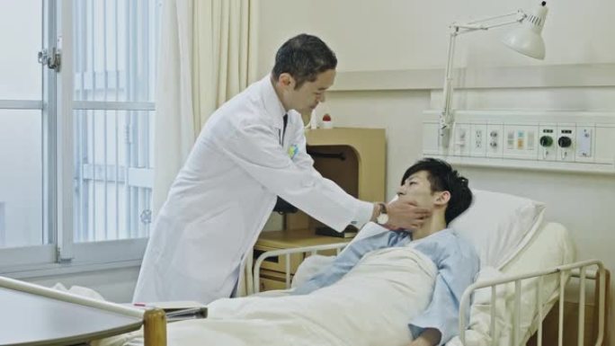 日本男医生在医院病房检查男病人