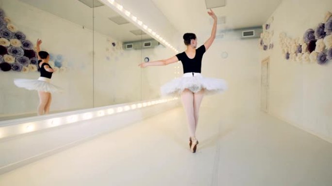 美丽的芭蕾舞工作室，一位女舞者执行旋转动作