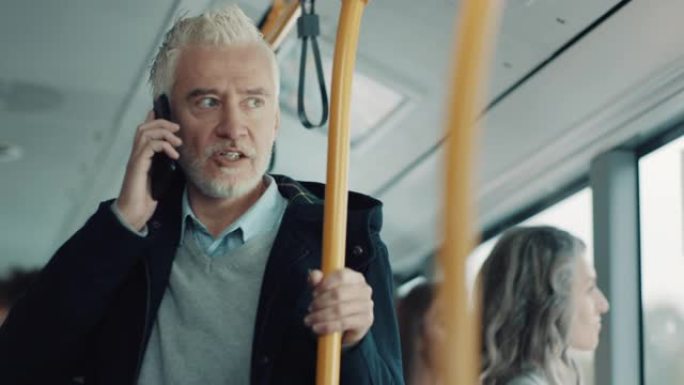 成熟的男人在公共汽车上的智能手机上聊天