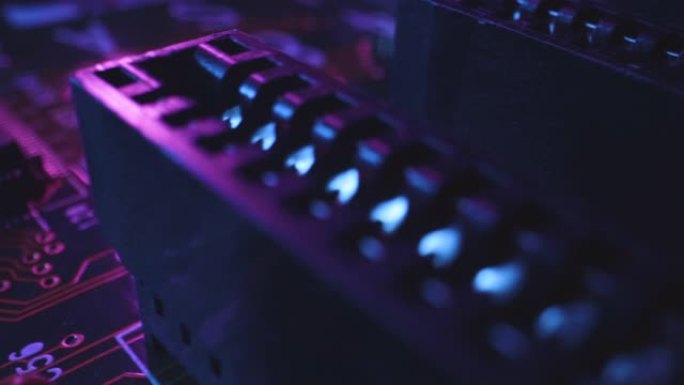 计算机CPU内部的霓虹灯主题电路板