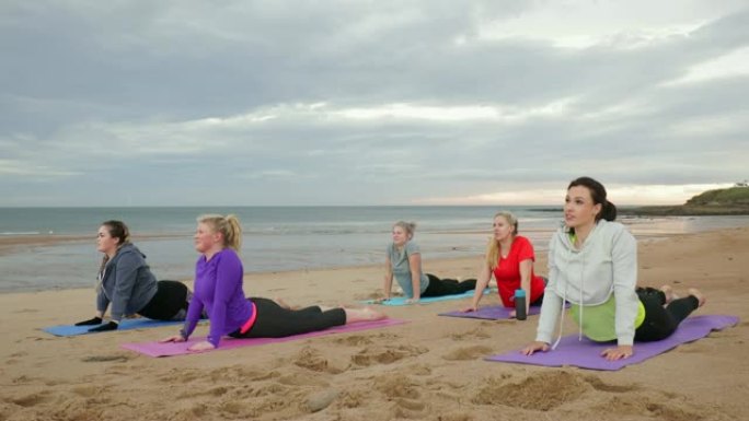 海滩上的女性瑜伽课