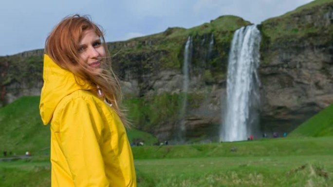 欣赏冰岛自然地标的女性游客