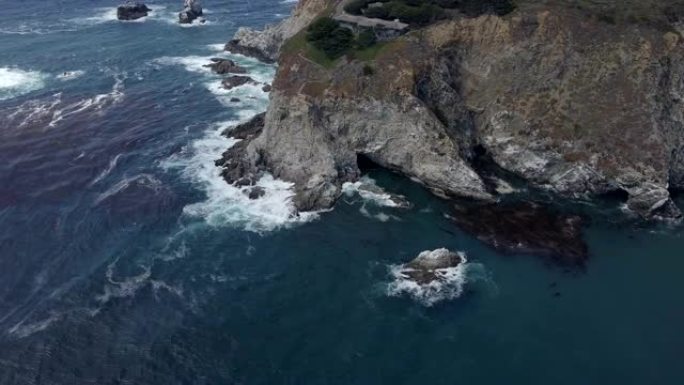 美丽的俯视图无人机拍摄了加利福尼亚大苏尔岩石悬崖海岸线上令人惊叹的深蓝色海浪。