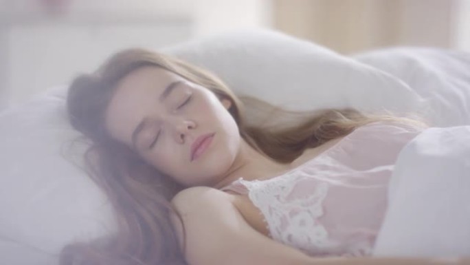 宁静的年轻女子早上醒来