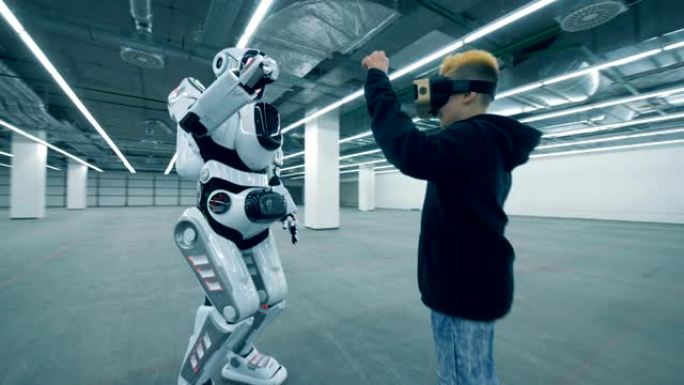 戴VR眼镜的小男孩和一个机器人一起移动他们的手