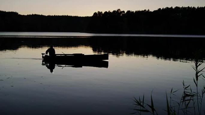 日落湖上的摩托艇黄昏小船湖水