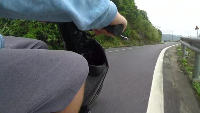 特写: 面目全非的男性游客骑着摩托车穿过海范山口。