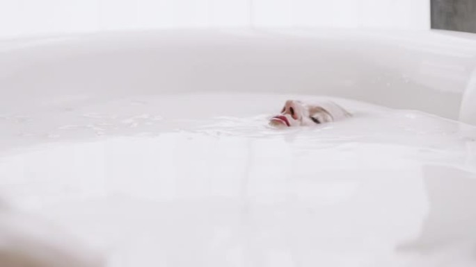 SLO MO女人喜欢泡在浴缸里