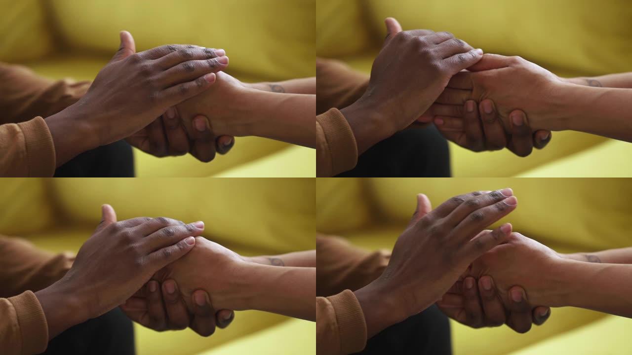 黑人朋友轻轻地抚摸着非洲妇女的手