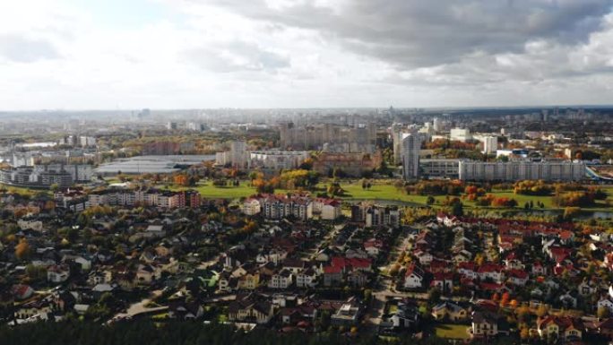 明斯克白俄罗斯秋季郊区住宅街区、建筑物和树木的美丽空中背景全景。