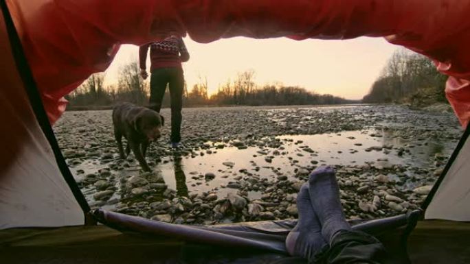 MS Personal man在斯洛文尼亚穆尔河的帐篷内放松