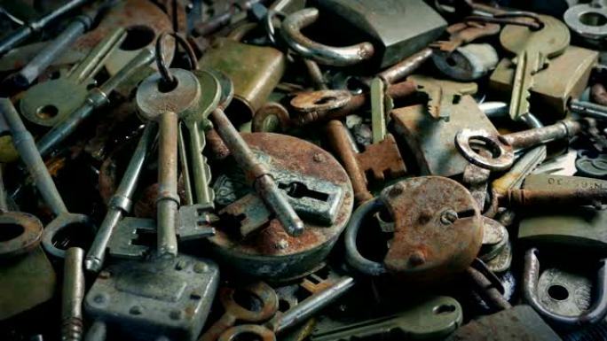 移动一大堆旧钥匙和锁