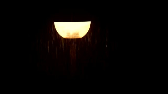 晚上雨水落在路灯上