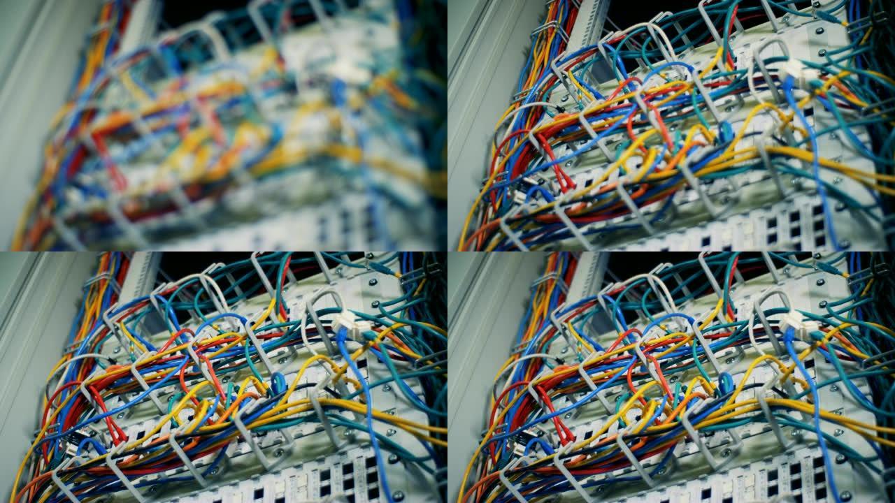 服务器机房中的许多彩色电缆都关闭了。