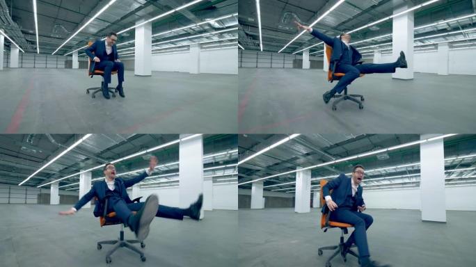 有趣的办公室经理Gappy坐在空荡荡的大厅对面的滚动椅子上