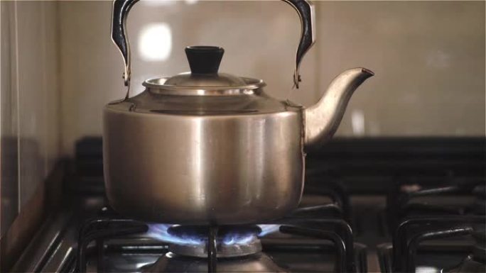 燃气灶燃烧器上的旧茶壶水壶。