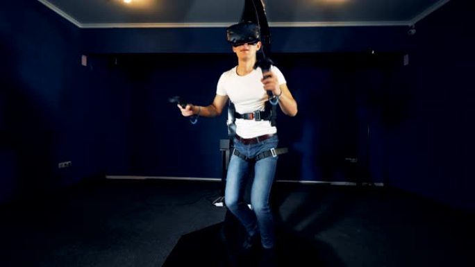 一名戴着VR面具的年轻人在模拟中行走