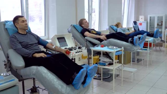 三个捐献者在输血中心捐献血浆。