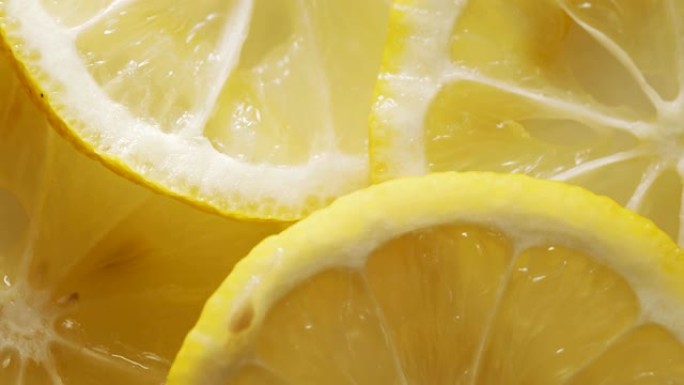 柠檬片旋转。维生素柠檬汁果汁