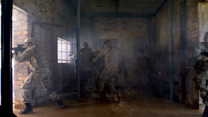 军事士兵在军事基地4k训练期间进行救援行动