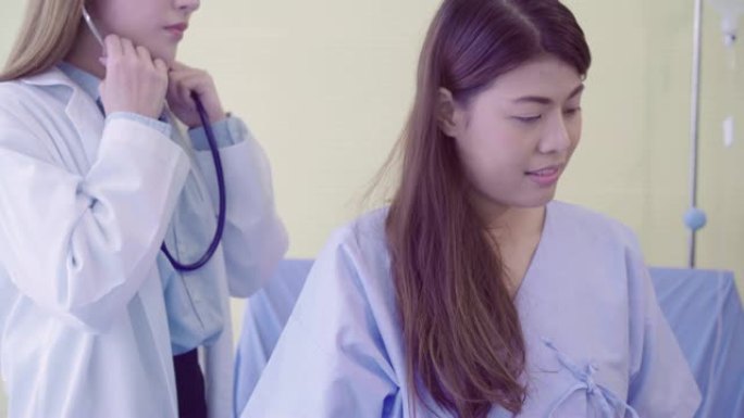 住院的亚洲妇女躺在床上，医生检查他的脉搏。年轻的亚洲医生女医生在病房检查女性病人。医学，年龄，医疗保
