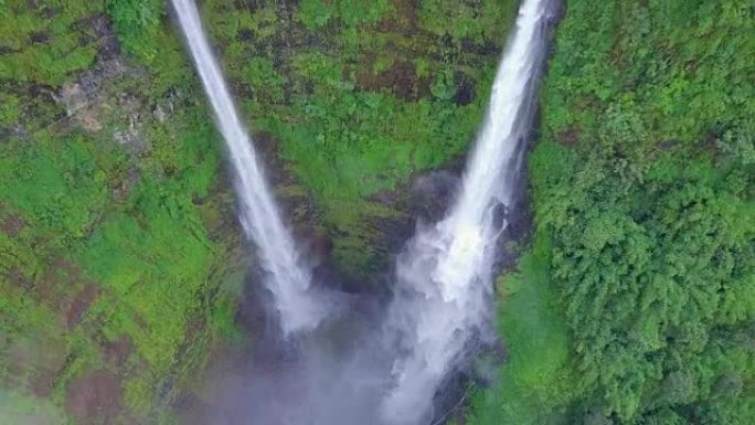 老挝巴色和占巴萨克市雨林中Tad Fane瀑布的鸟瞰图