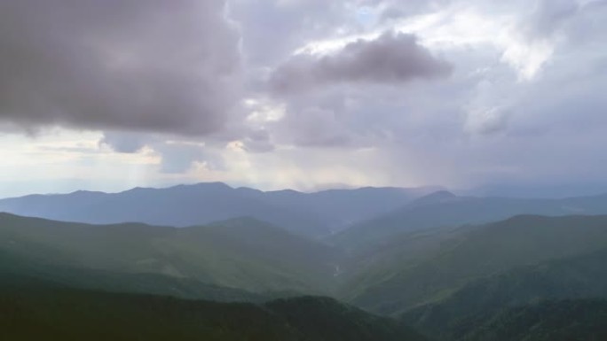 山上的飞行逆流美丽的云流。过度下垂