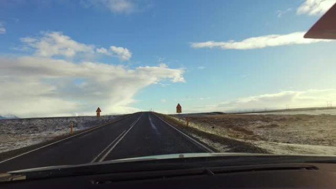 微软汽车的观点沿着冰岛偏远、阳光明媚的风景行驶