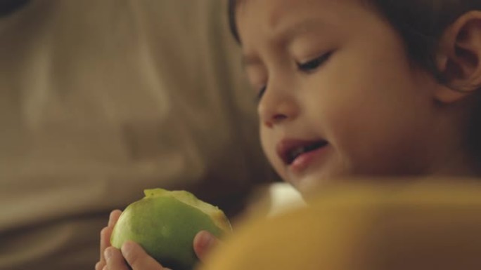 女儿吃苹果不好吃青少年小朋友特写镜头