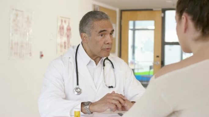 老年男性医生与女性患者交谈