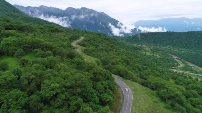 无人机跟随汽车在蜿蜒的山路上行驶的视图