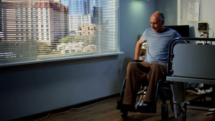 病人坐轮椅在医院