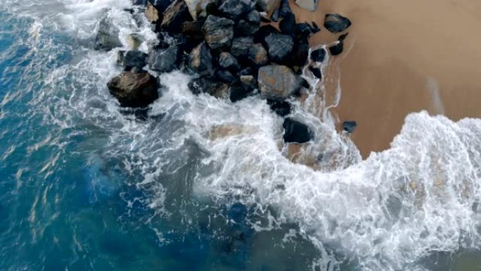 石头和海水沿着它们流走的俯视图