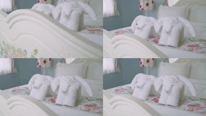 倾斜床上的两只大象毛巾