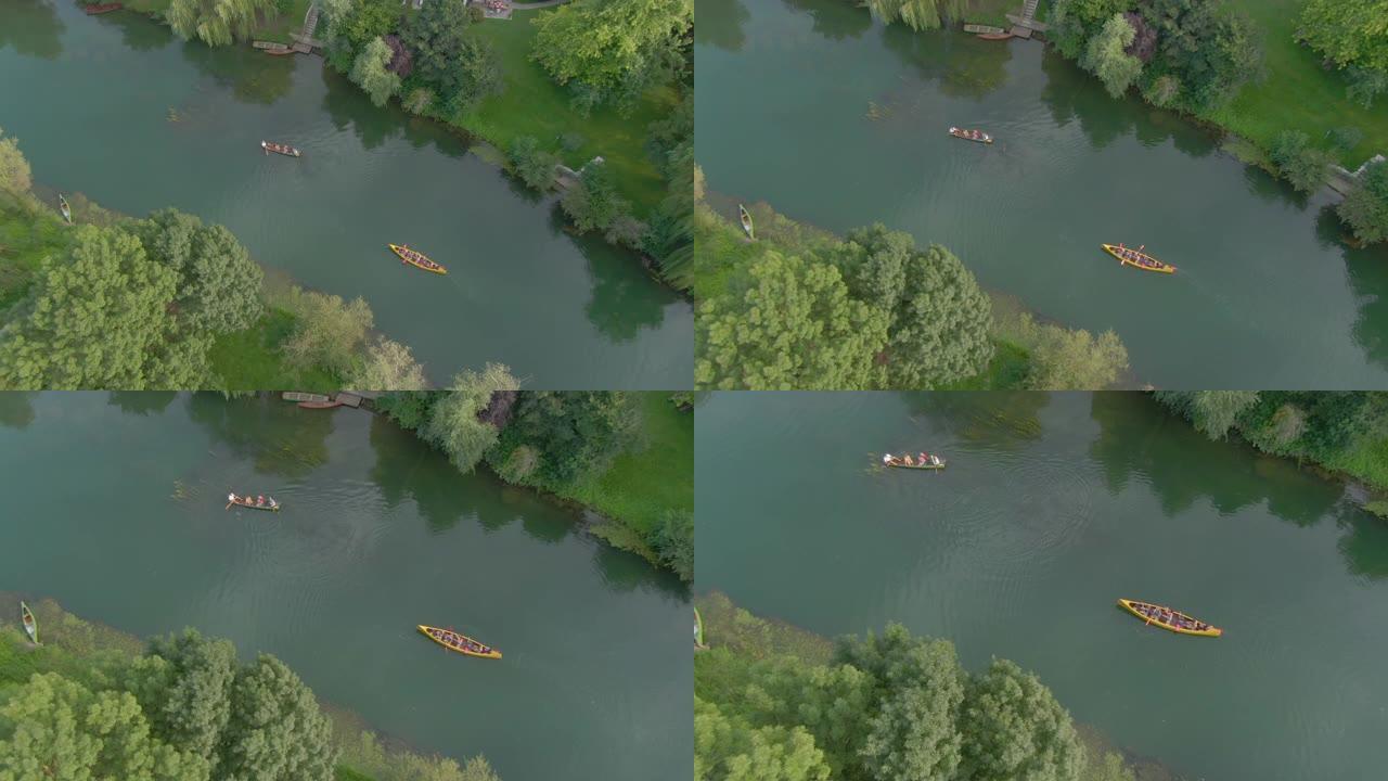 自上而下: 游客沿着懒惰的克尔卡河划着一艘小船和一艘独木舟。