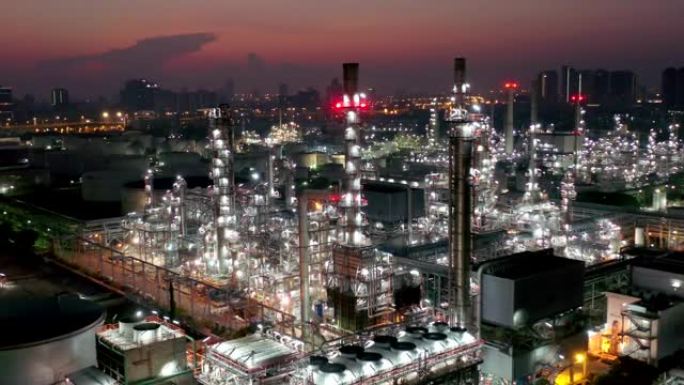 亚洲日出时带炼油厂和储罐的工业园区鸟瞰图