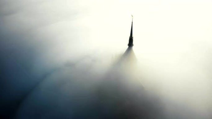 诺曼底日出时，浓雾覆盖美丽的圣米歇尔城堡神秘城堡的空中拍摄。