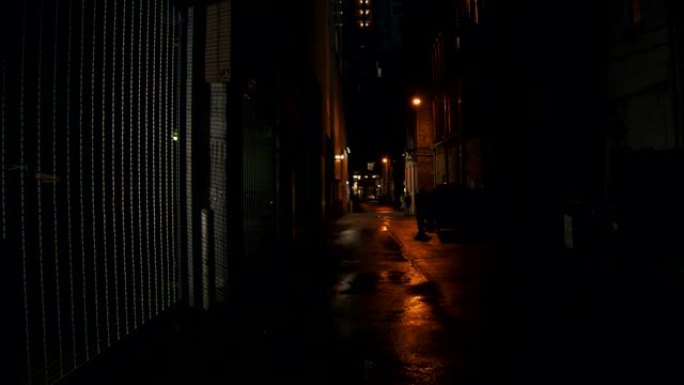 建立夜间黑暗小巷的镜头。