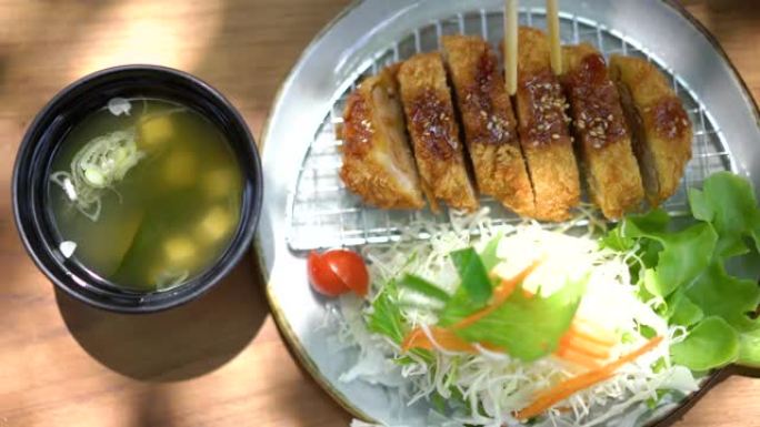 用筷子吃炸猪肉日式炸猪排日式