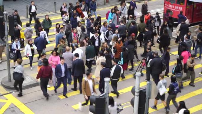 香港斑马线过马路的人向上倾斜镜头。