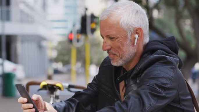 高加索人使用智能手机在城市街道上来回移动
