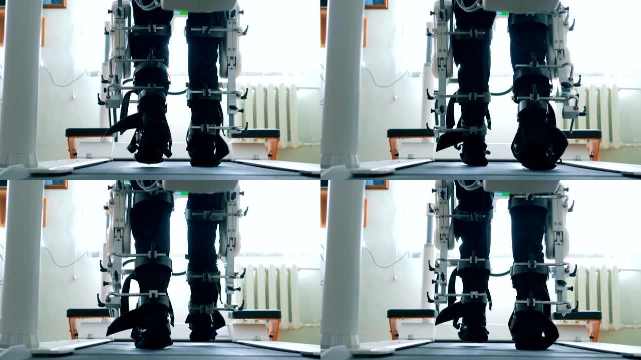 男性腿被步行模拟机移动的后视图。病人康复的虚拟现实模拟器。