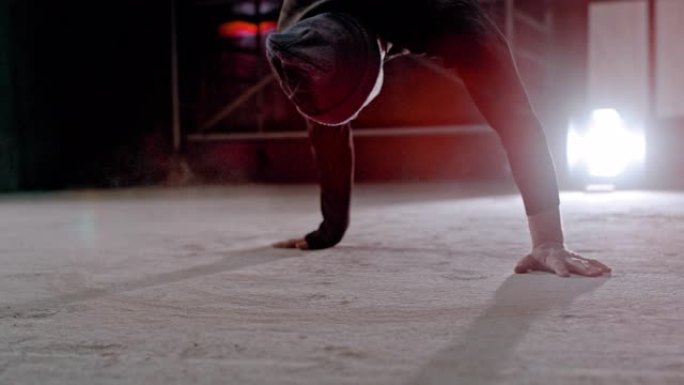 SLO MO Breakdancer练习基于地板的力量动作