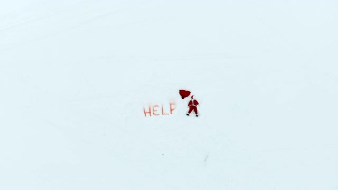 圣诞老人在大雪中做雪天使的俯视图