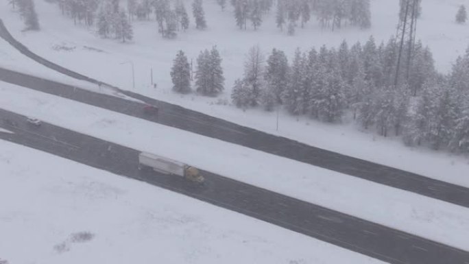 无人机: 大18轮卡车在暴风雪期间沿湿滑的高速公路行驶