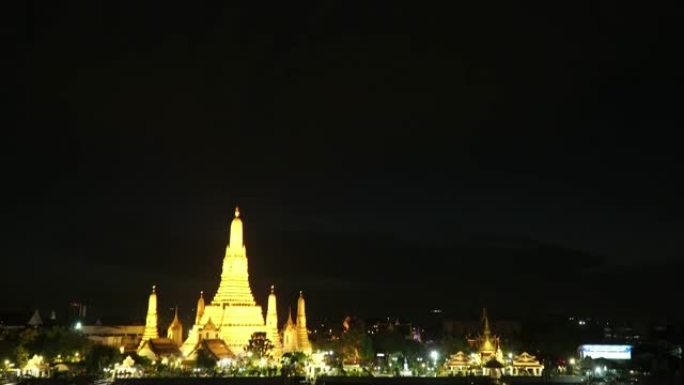 向下倾斜:Wat Arun Temple (Temple of Dawn)在晚上时间，曼谷，泰国。